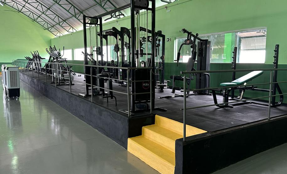 Governador entrega rede de esgoto, centro de convivência e moradias em Leópolis