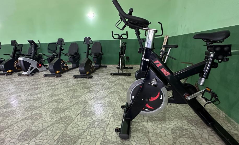 Governador entrega rede de esgoto, centro de convivência e moradias em Leópolis