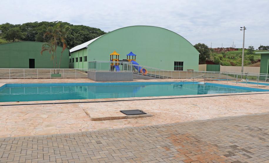 Governador entrega rede de esgoto, centro de convivência e moradias em Leópolis