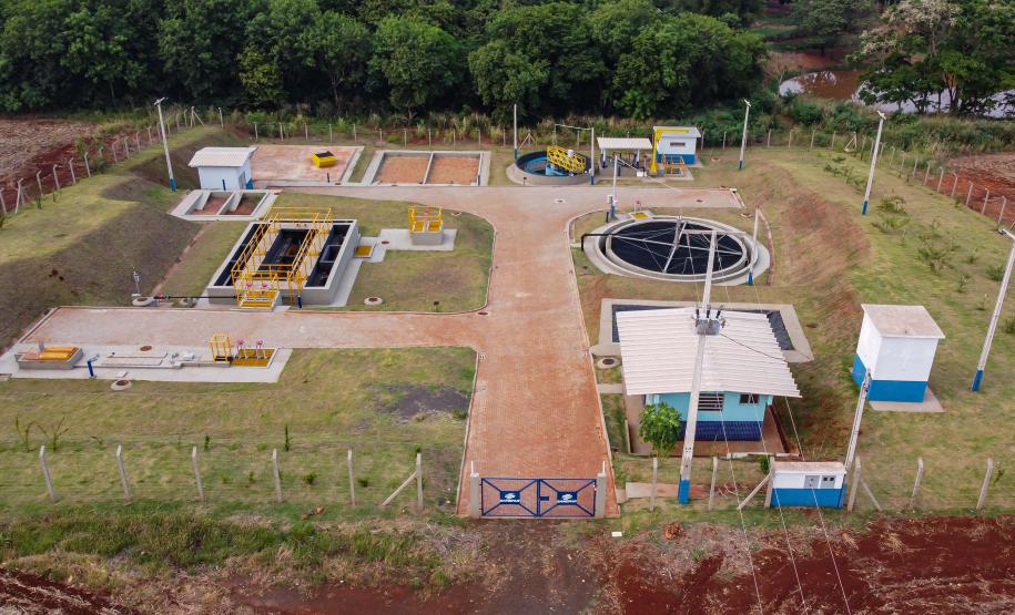 Governador entrega rede de esgoto, centro de convivência e moradias em Leópolis