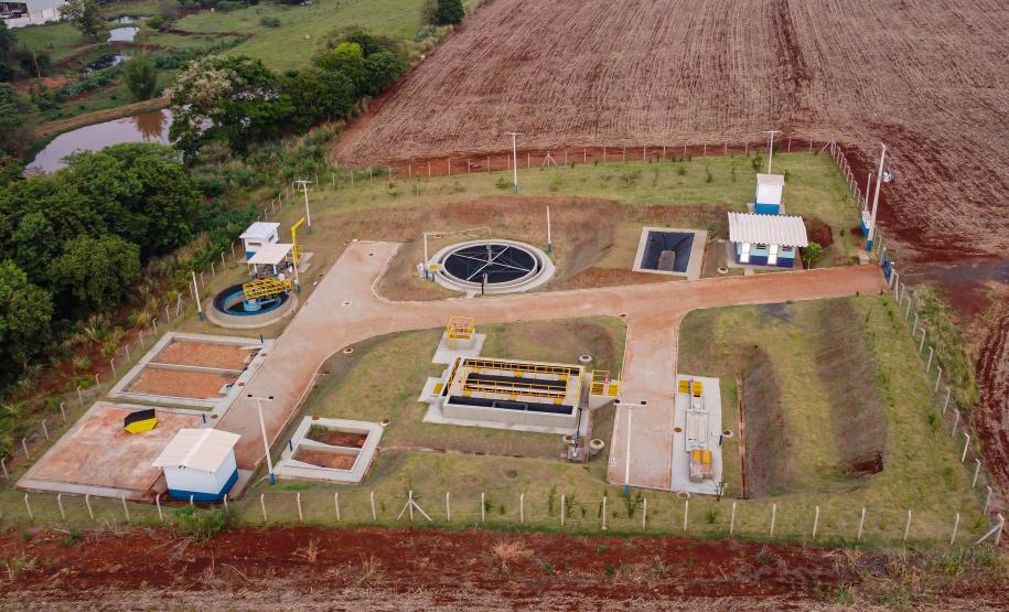 Governador entrega rede de esgoto, centro de convivência e moradias em Leópolis