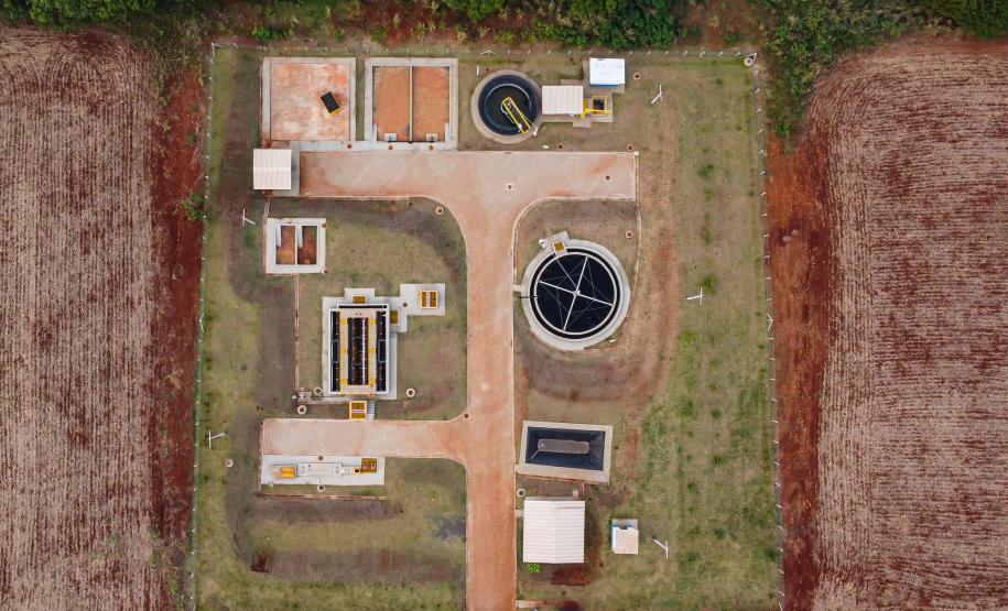 Governador entrega rede de esgoto, centro de convivência e moradias em Leópolis