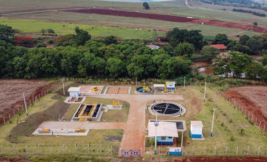 Governador entrega rede de esgoto, centro de convivência e moradias em Leópolis