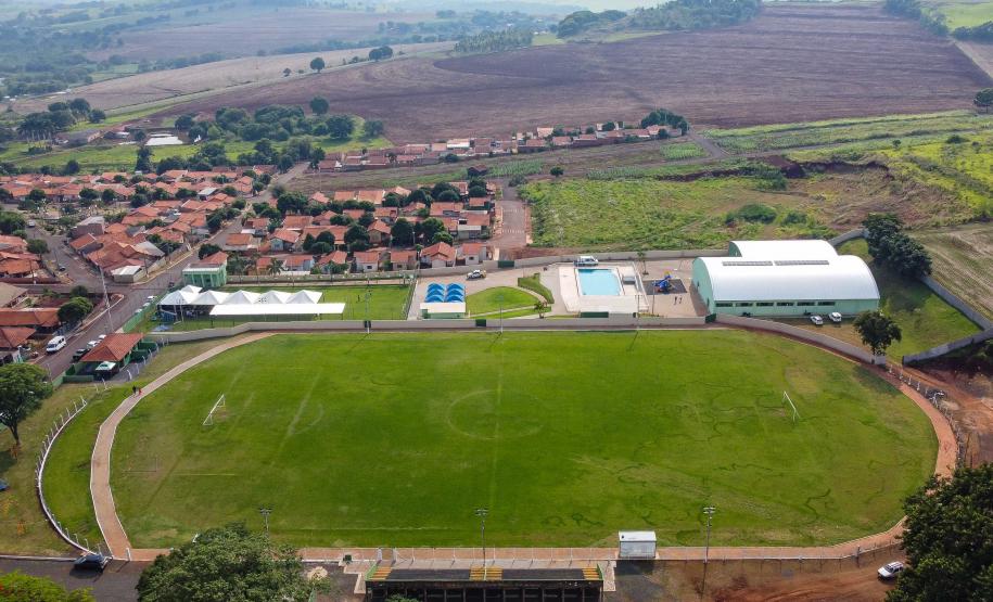 Governador entrega rede de esgoto, centro de convivência e moradias em Leópolis