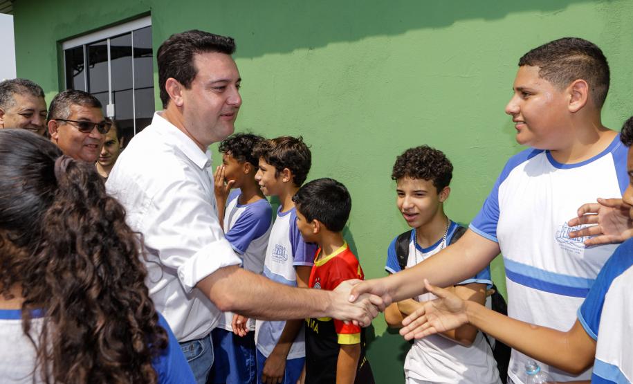 Governador entrega rede de esgoto, centro de convivência e moradias em Leópolis