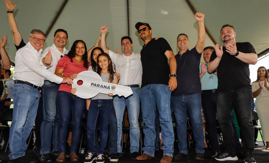 Governador entrega rede de esgoto, centro de convivência e moradias em Leópolis