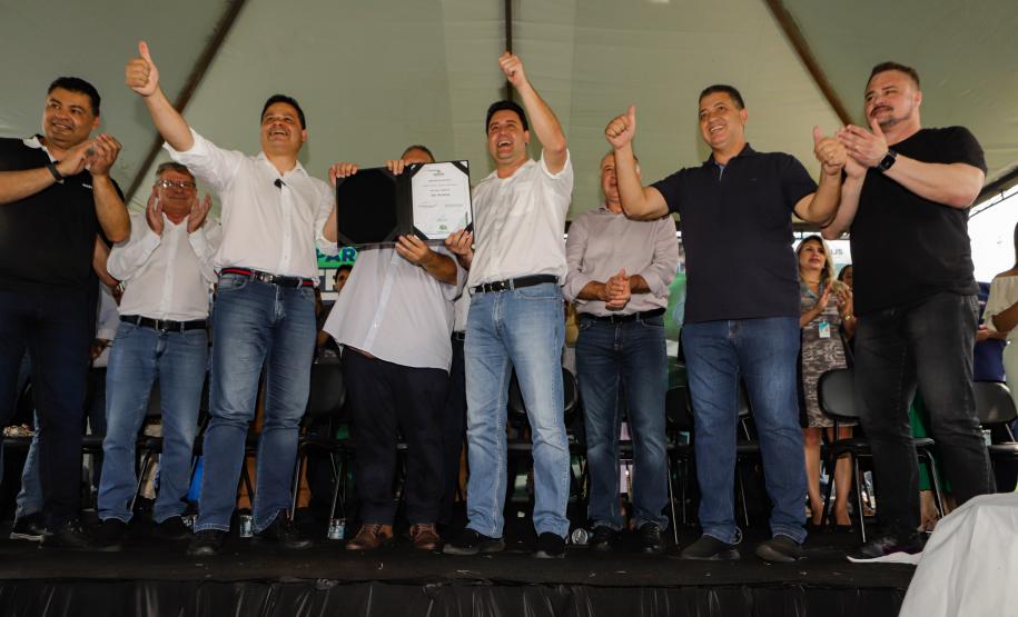 Governador entrega rede de esgoto, centro de convivência e moradias em Leópolis