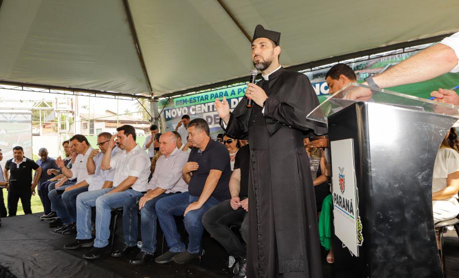 Governador entrega rede de esgoto, centro de convivência e moradias em Leópolis
