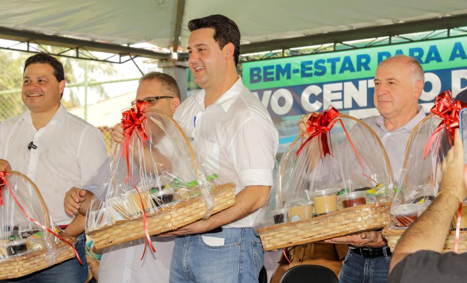 Governador entrega rede de esgoto, centro de convivência e moradias em Leópolis