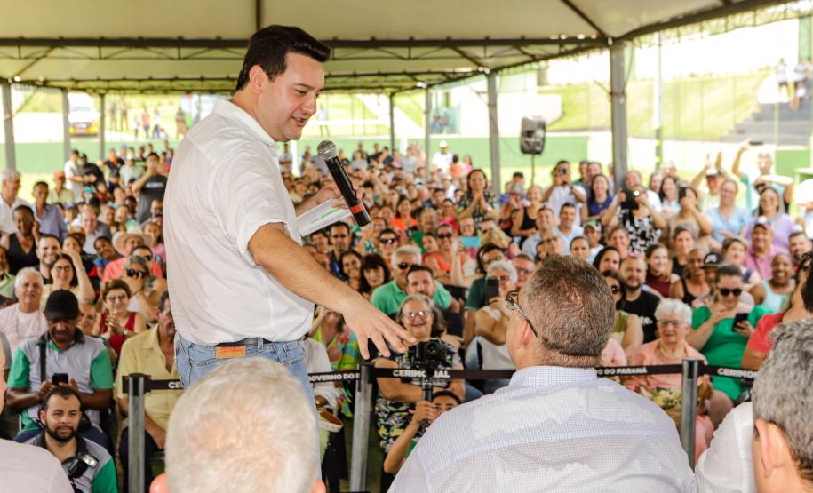 Governador entrega rede de esgoto, centro de convivência e moradias em Leópolis