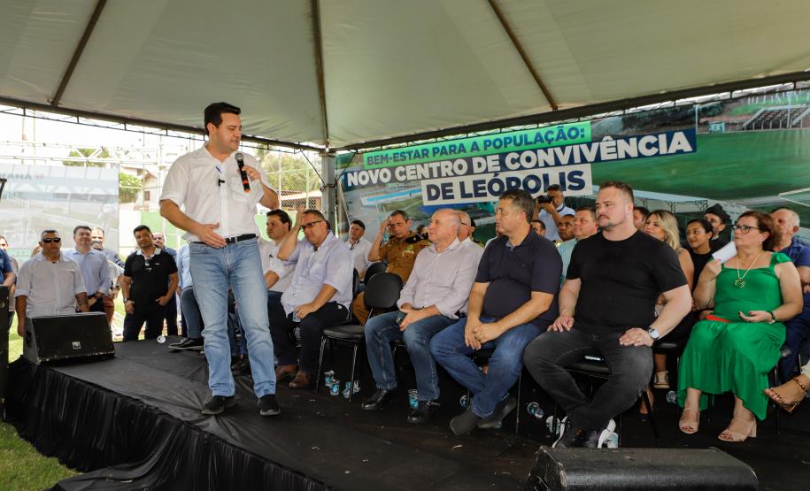 Governador entrega rede de esgoto, centro de convivência e moradias em Leópolis