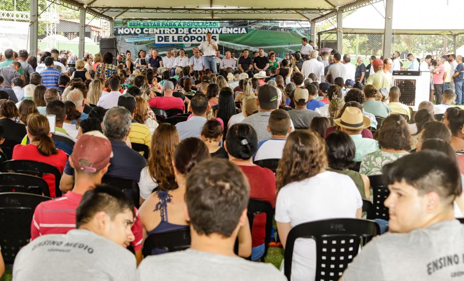Governador entrega rede de esgoto, centro de convivência e moradias em Leópolis