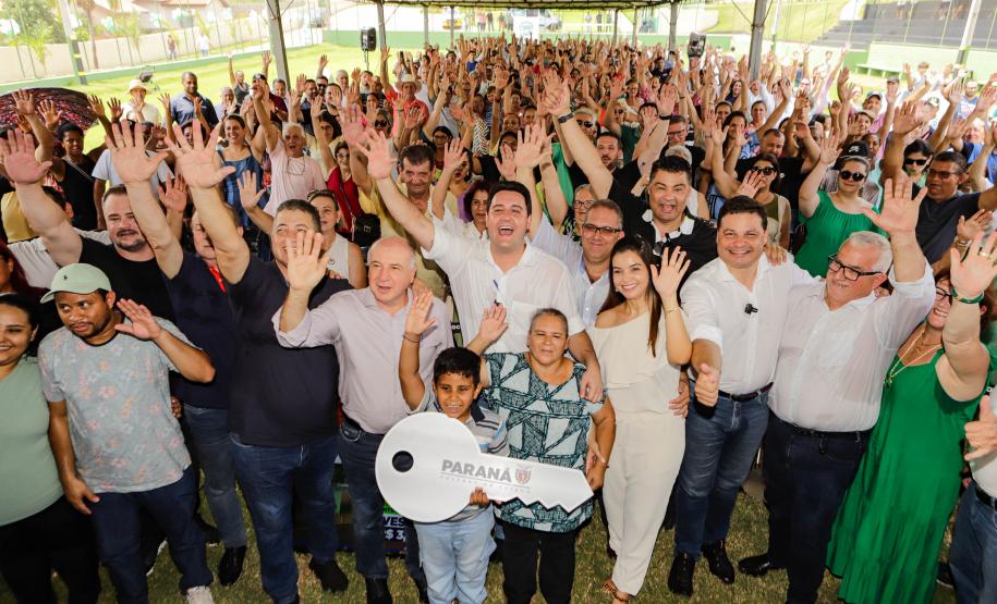 Governador entrega rede de esgoto, centro de convivência e moradias em Leópolis