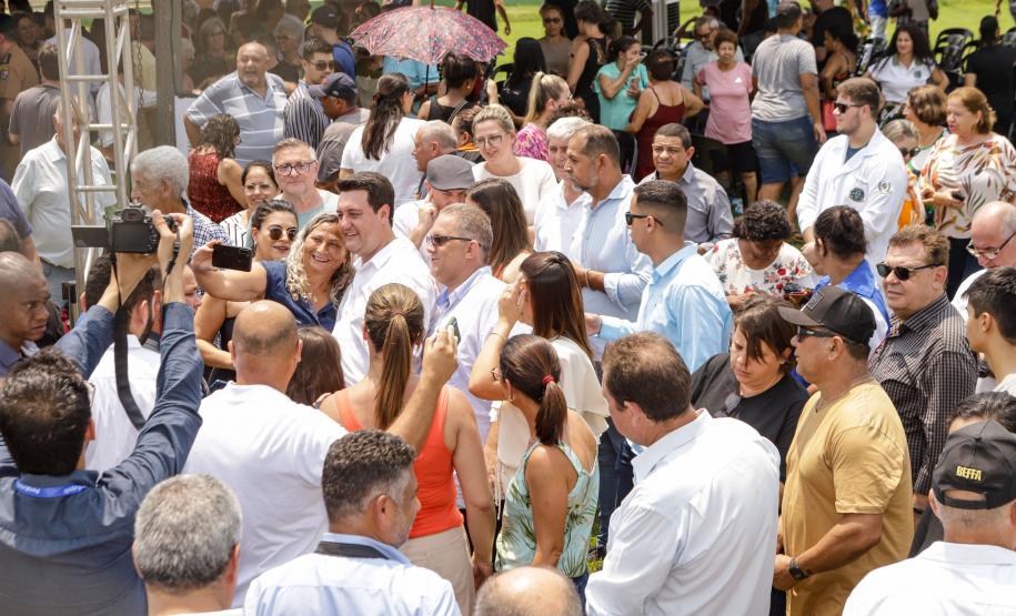 Governador entrega rede de esgoto, centro de convivência e moradias em Leópolis