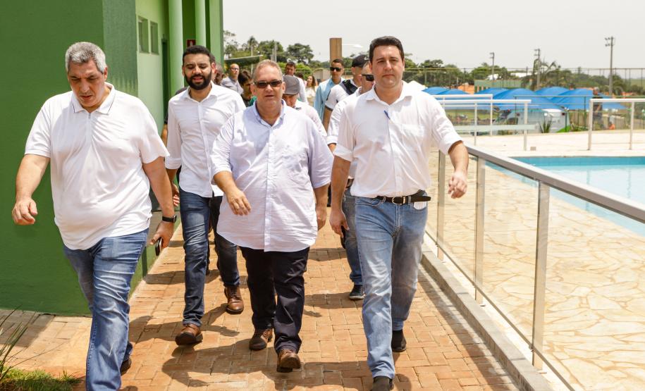 Governador entrega rede de esgoto, centro de convivência e moradias em Leópolis