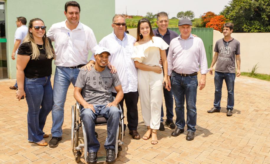 Governador entrega rede de esgoto, centro de convivência e moradias em Leópolis