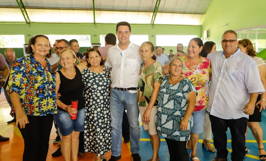 Governador entrega rede de esgoto, centro de convivência e moradias em Leópolis