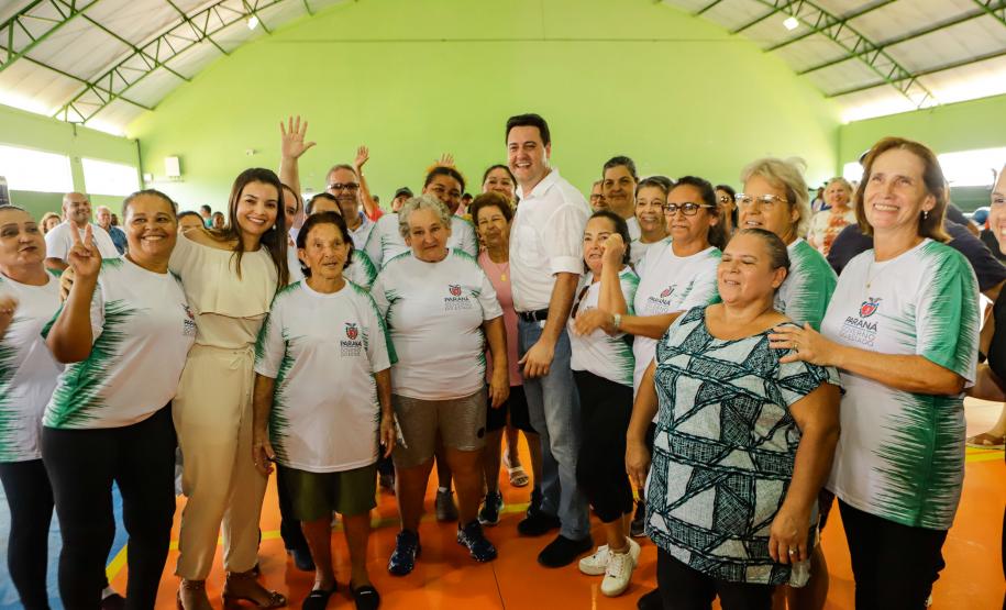 Governador entrega rede de esgoto, centro de convivência e moradias em Leópolis