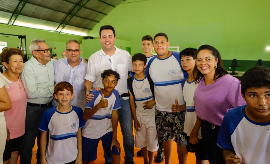 Governador entrega rede de esgoto, centro de convivência e moradias em Leópolis