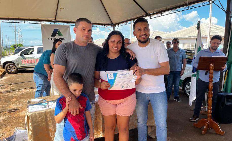 Estado ajuda no valor de entrada e 63 famílias de Terra Rica compram imóvel próprio