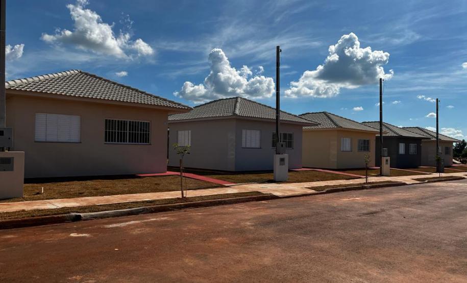 Estado ajuda no valor de entrada e 63 famílias de Terra Rica compram imóvel próprio