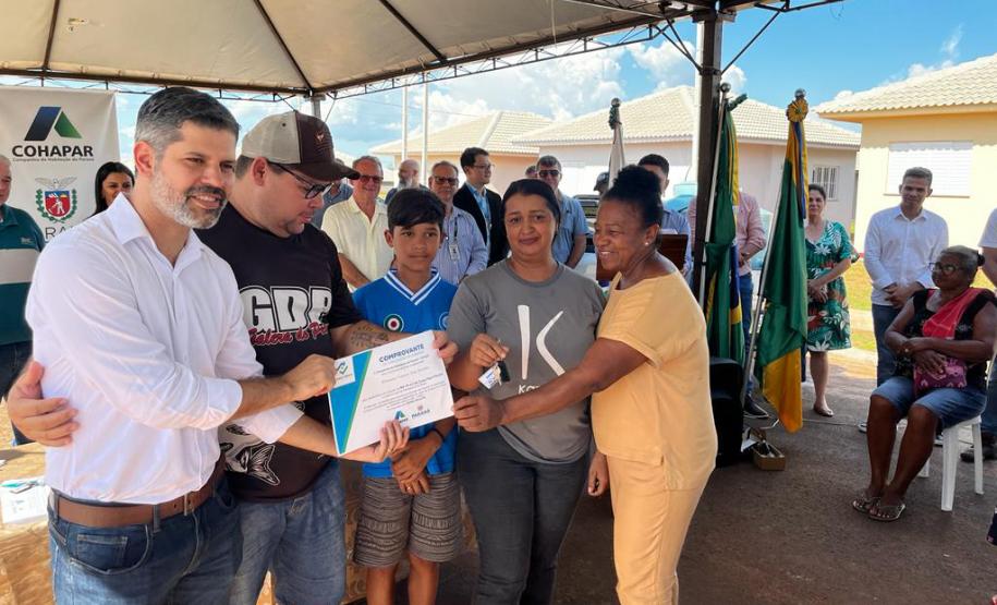 Estado ajuda no valor de entrada e 63 famílias de Terra Rica compram imóvel próprio