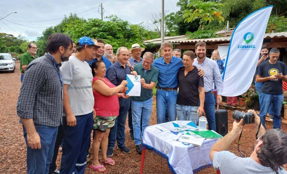 Cohapar entrega 76 matrículas de regularização fundiária para famílias de Cascavel
