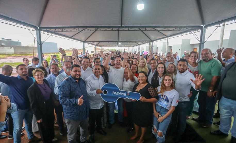 Com subsídio do Estado, 20 famílias de Marilena recebem as chaves da casa própria