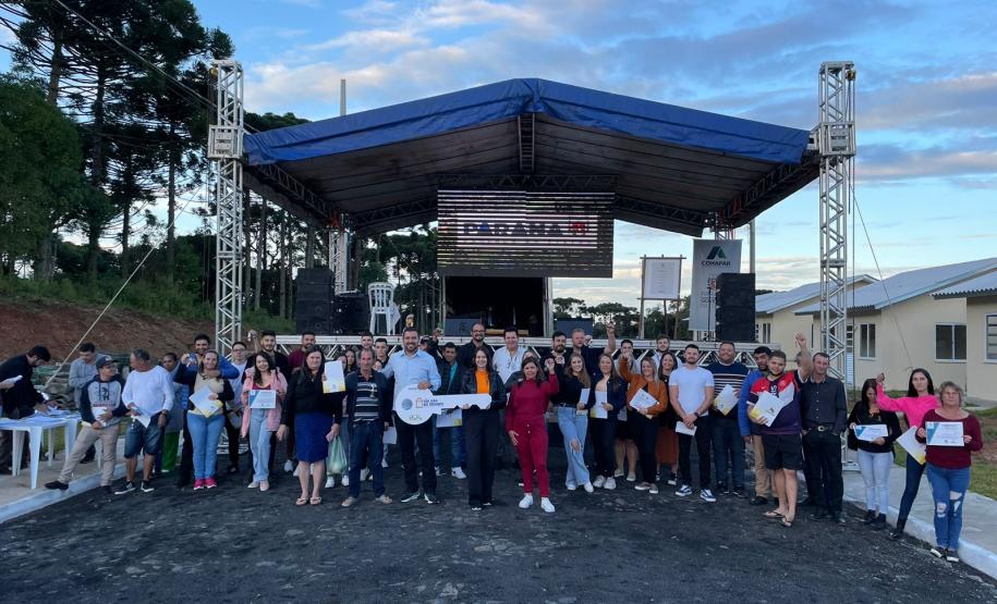 Cohapar entrega as chaves da casa própria a 34 famílias de São João do Triunfo