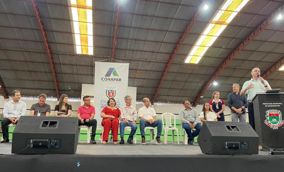 Programa da Cohapar leva escritura a preço acessível a 93 famílias de Bandeirantes