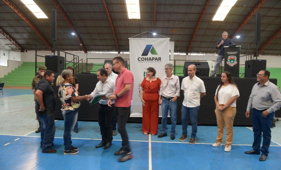 Programa da Cohapar leva escritura a preço acessível a 93 famílias de Bandeirantes