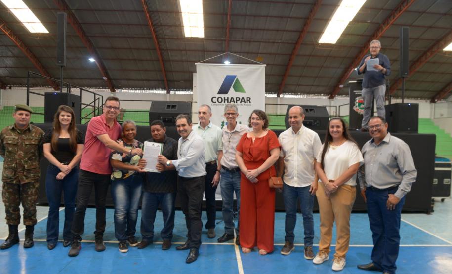 Programa da Cohapar leva escritura a preço acessível a 93 famílias de Bandeirantes