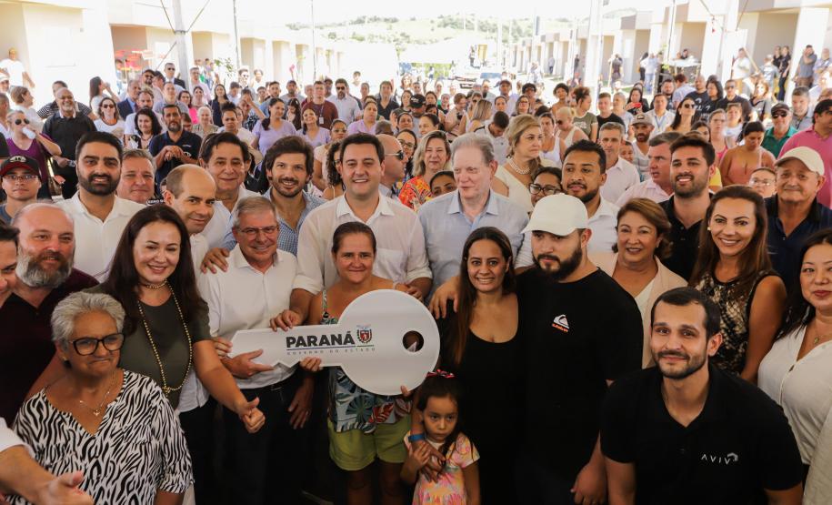 Governador entrega 44 casas e anuncia construção de condomínio do idoso em Ibiporã