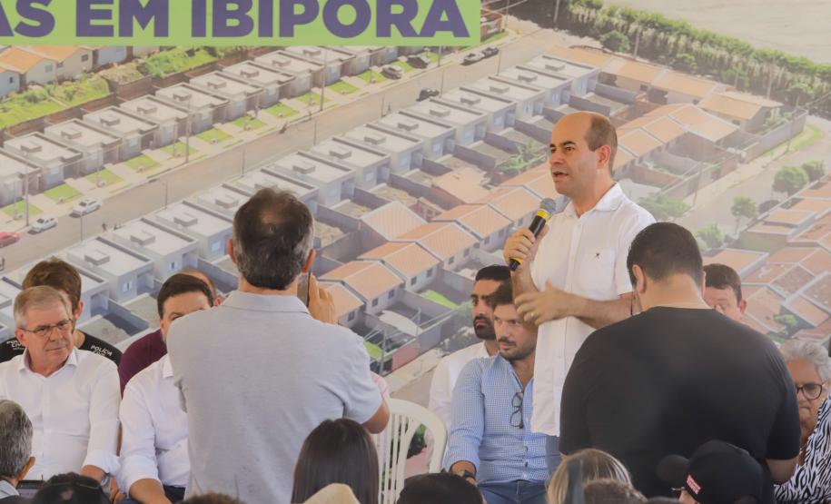 Governador entrega 44 casas e anuncia construção de condomínio do idoso em Ibiporã