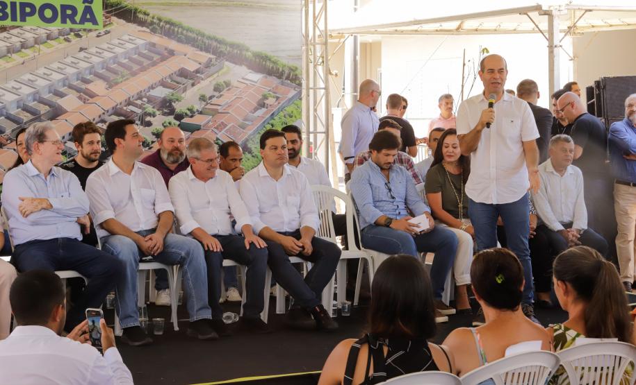 Governador entrega 44 casas e anuncia construção de condomínio do idoso em Ibiporã