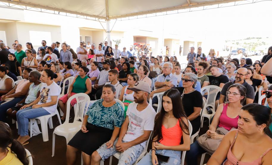 Governador entrega 44 casas e anuncia construção de condomínio do idoso em Ibiporã
