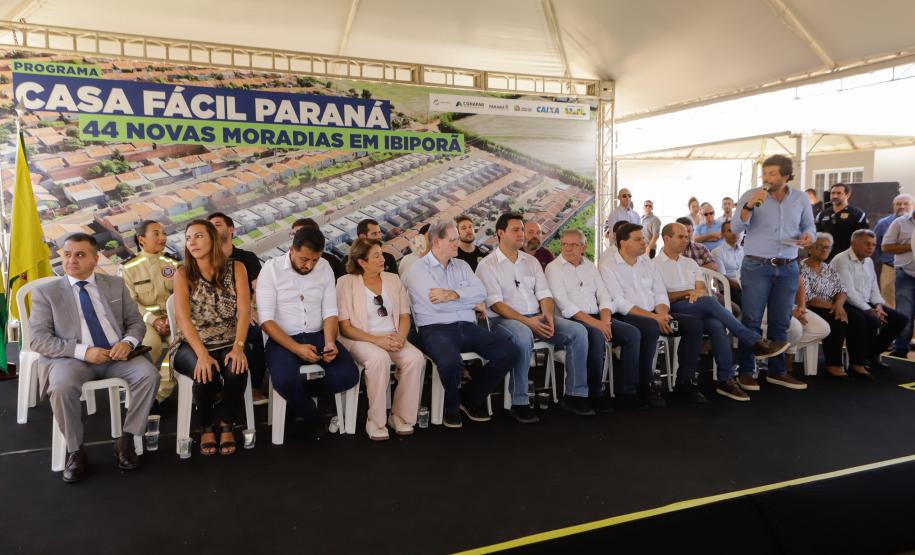 Governador entrega 44 casas e anuncia construção de condomínio do idoso em Ibiporã