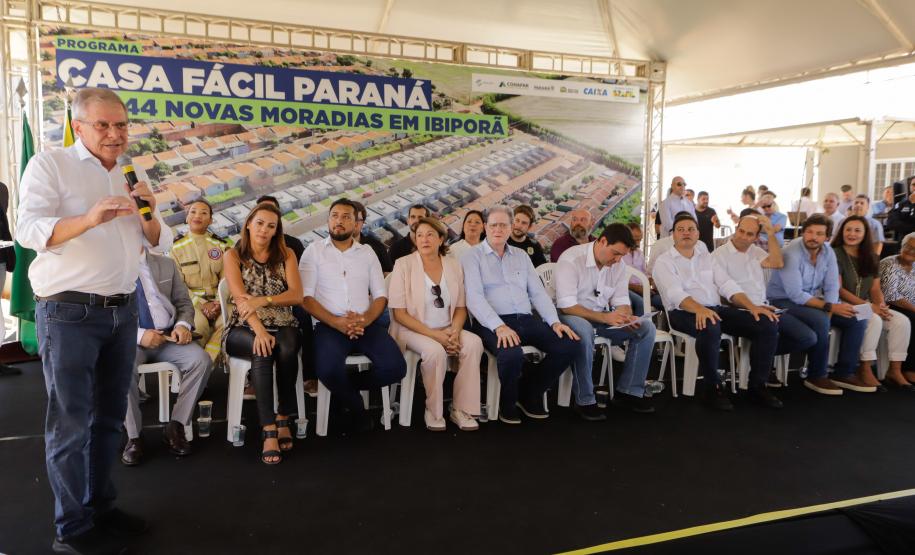 Governador entrega 44 casas e anuncia construção de condomínio do idoso em Ibiporã