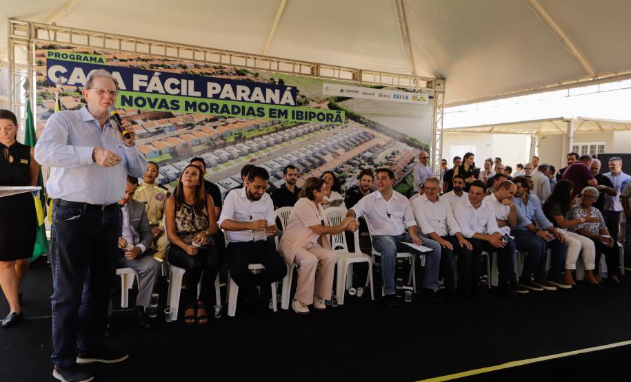 Governador entrega 44 casas e anuncia construção de condomínio do idoso em Ibiporã