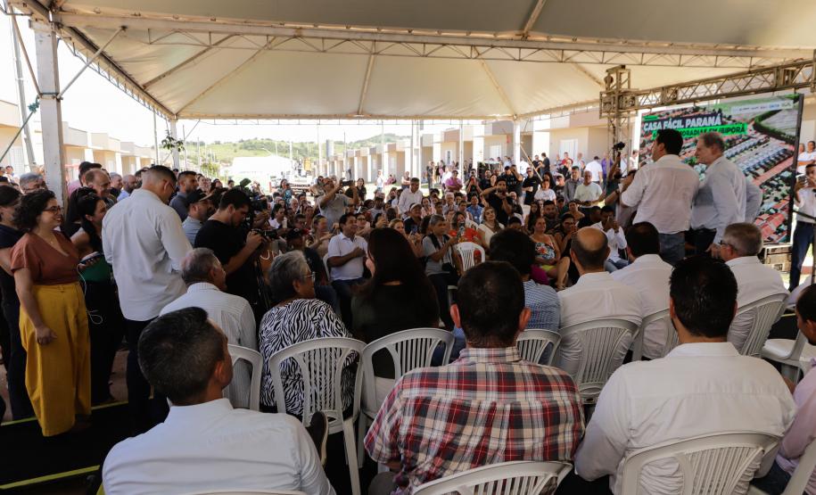 Governador entrega 44 casas e anuncia construção de condomínio do idoso em Ibiporã