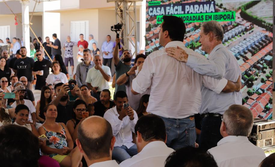 Governador entrega 44 casas e anuncia construção de condomínio do idoso em Ibiporã
