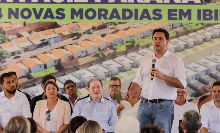 Governador entrega 44 casas e anuncia construção de condomínio do idoso em Ibiporã