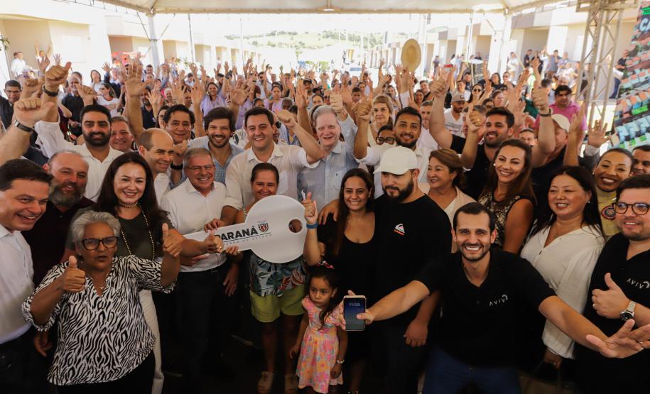 Governador entrega 44 casas e anuncia construção de condomínio do idoso em Ibiporã