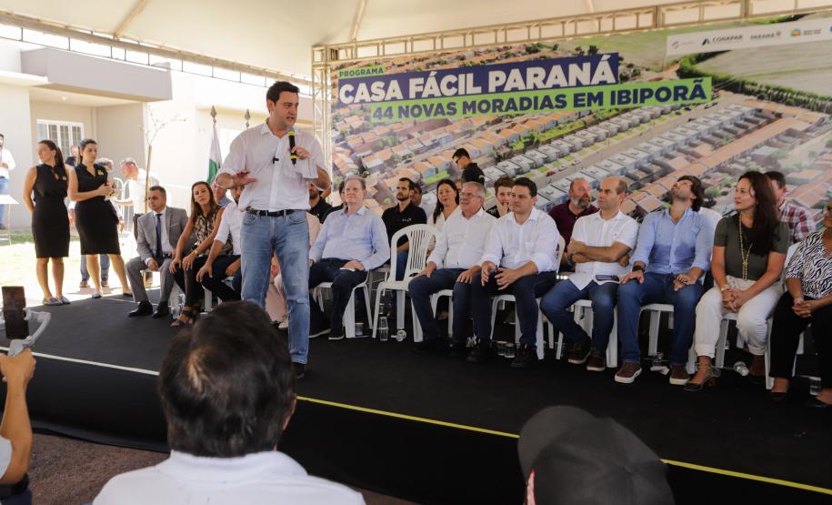 Governador entrega 44 casas e anuncia construção de condomínio do idoso em Ibiporã