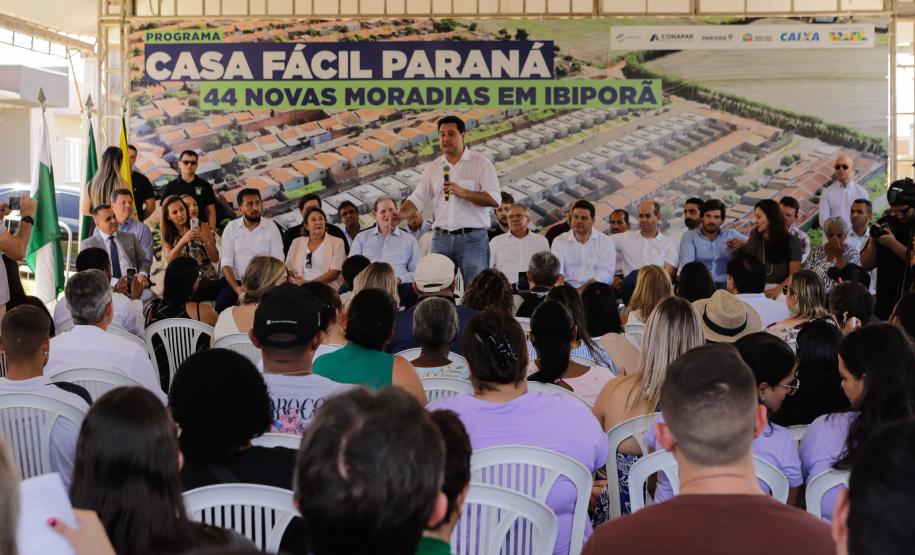 Governador entrega 44 casas e anuncia construção de condomínio do idoso em Ibiporã