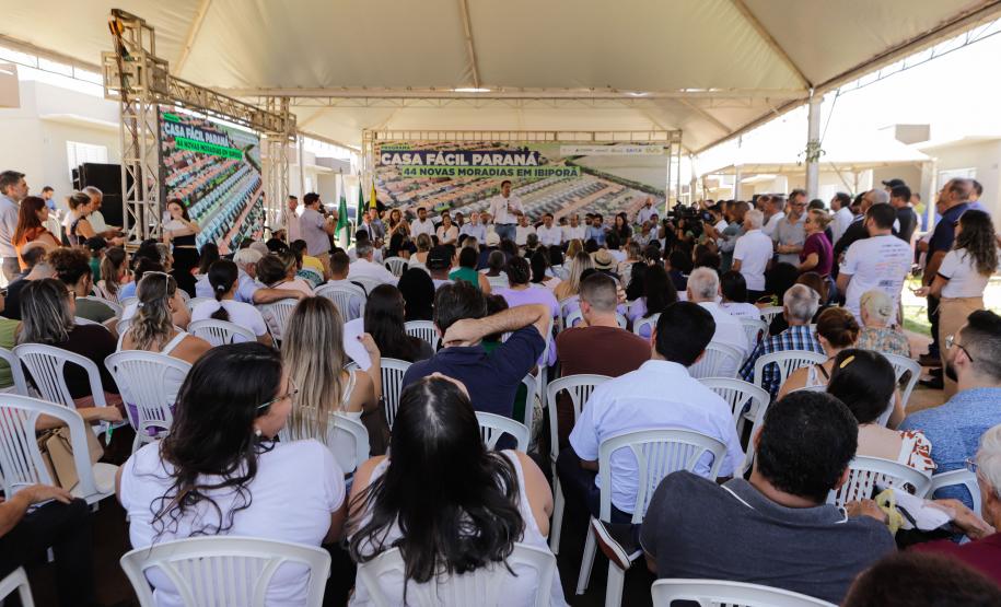 Governador entrega 44 casas e anuncia construção de condomínio do idoso em Ibiporã