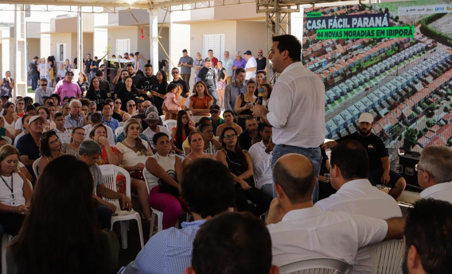 Governador entrega 44 casas e anuncia construção de condomínio do idoso em Ibiporã