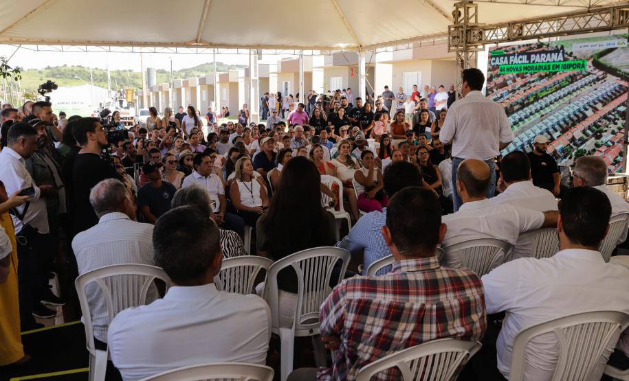 Governador entrega 44 casas e anuncia construção de condomínio do idoso em Ibiporã