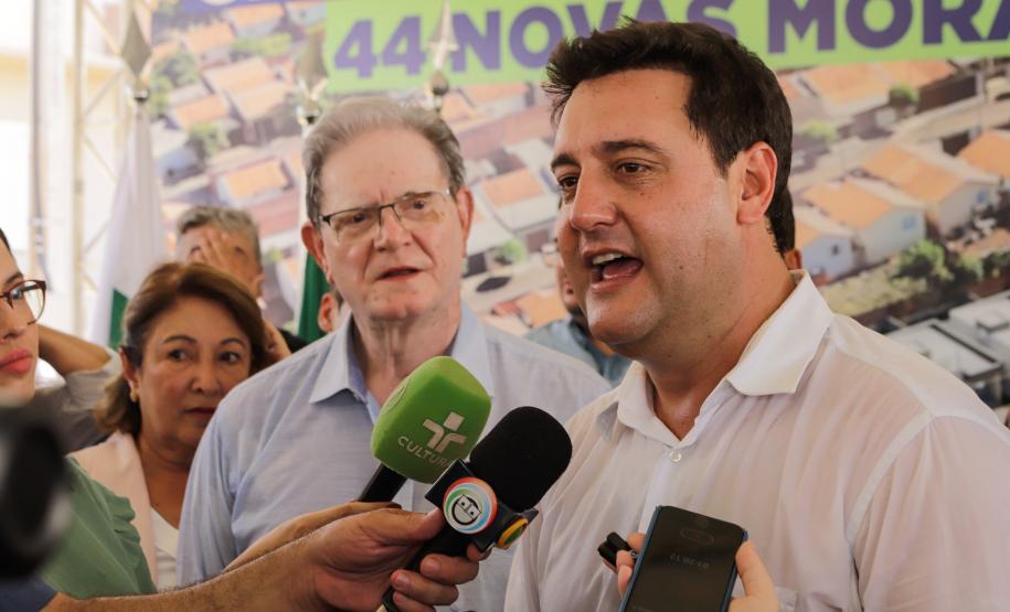 Governador entrega 44 casas e anuncia construção de condomínio do idoso em Ibiporã