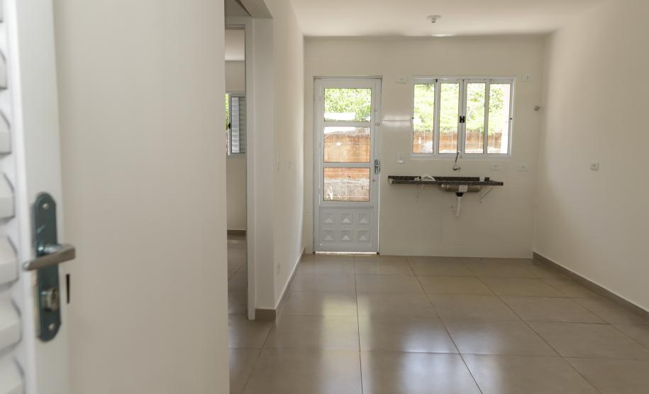 Governador entrega 44 casas e anuncia construção de condomínio do idoso em Ibiporã